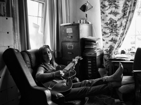 CHARLOTTE CARPENTER - streams 'Mean Time' video 