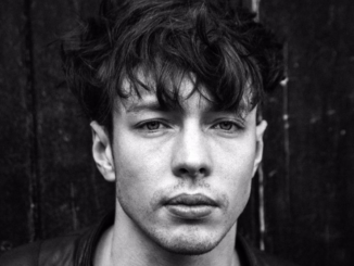 BARNS COURTNEY announces debut EP 'Hands' - Listen to track