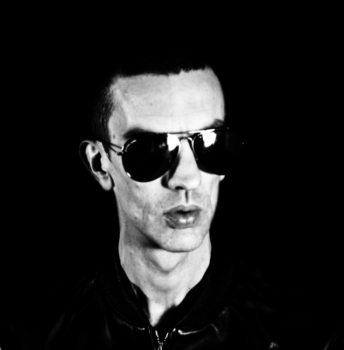 RICHARD ASHCROFT - Announces new single 'Hold On' - Listen 