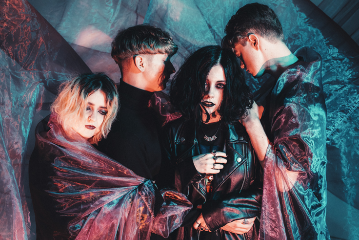 PALE WAVES unveil video for huge debut single 'There's A Honey' 