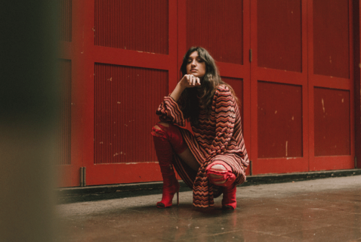 Rising star CAITLYN SCARLETT unveils stunning new video for ‘Happy When’ 