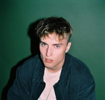 SAM FENDER announces new single 'Play God' + UK tour 