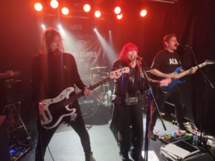 LIVE REVIEW: Grooving in Green, Cold in Berlin, Killing Eve @ Night people, Manchester 5