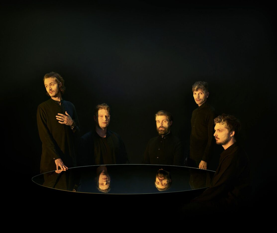 EDITORS release acoustic version of 'Smokers Outside The Hospital Doors' - Listen Now 