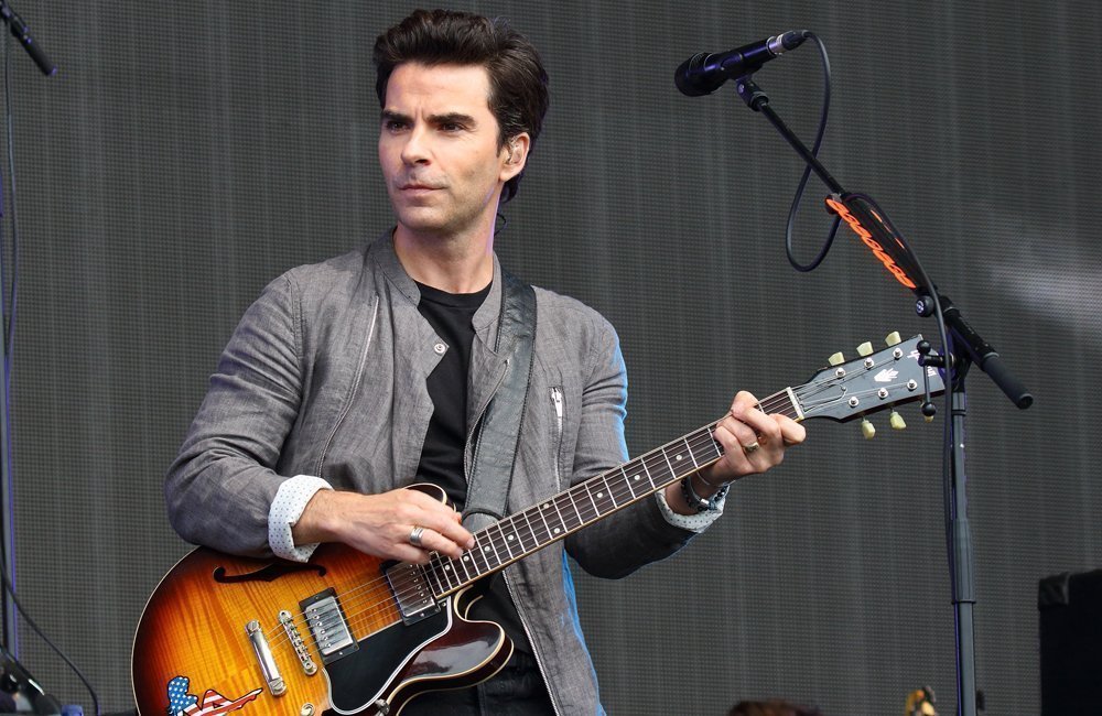 Kelly Jones likes that STEREOPHONICS aren't fashionable 