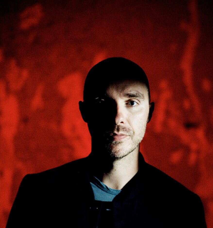 British singer-songwriter RICHARD WALTERS shares pared-back rendition of ‘Christmas (Baby Please Come Home)’ 