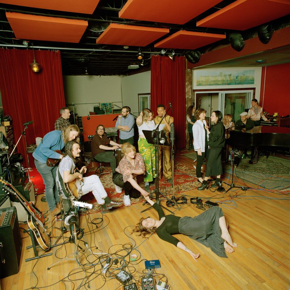 U.S. GIRLS announces new album 'HEAVY LIGHT'; hear first single 'OVERTIME' 2