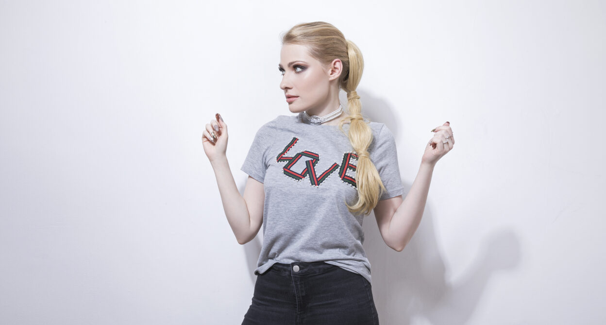 TRACK PREMIERE: NINA SCHOFIELD - Reminisces on rose-tinted pop jam on 'GHOST' 