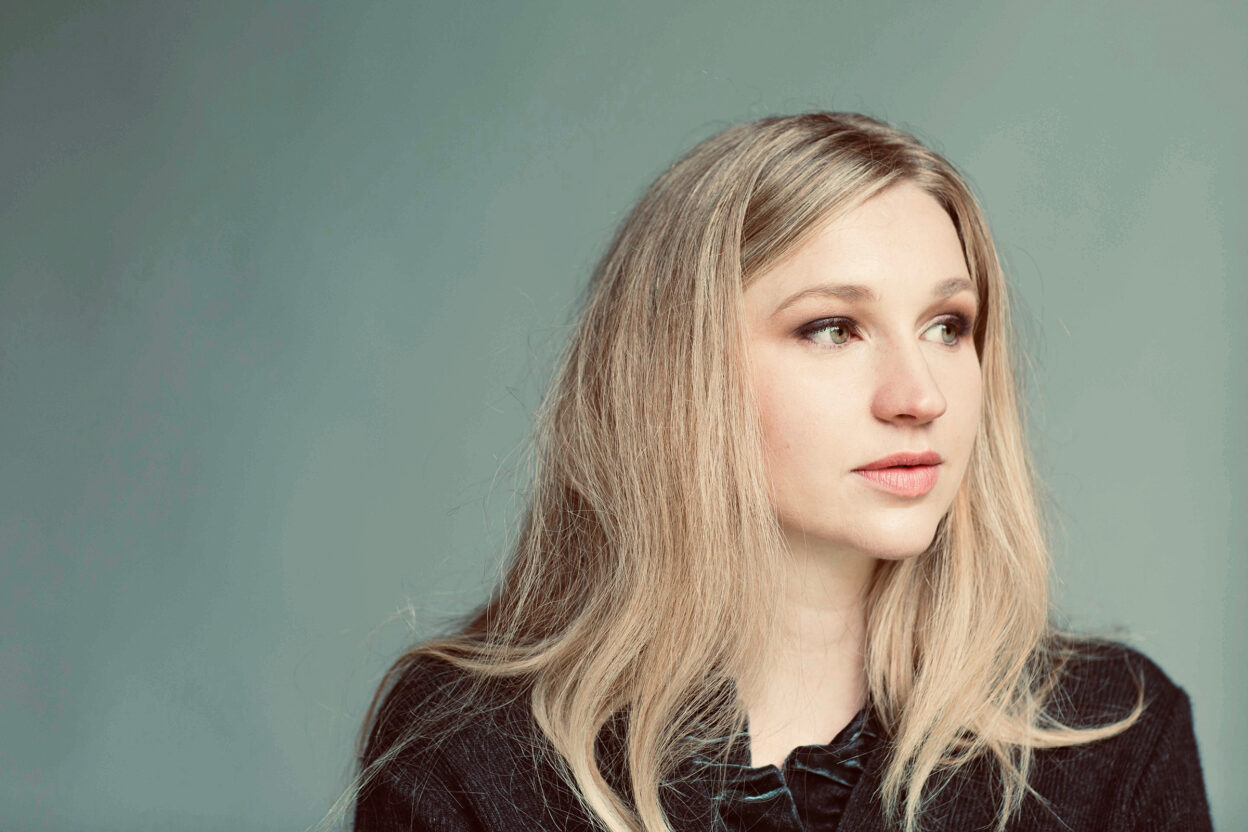 TRACK PREMIERE: Izzy Frances - Who We Are 