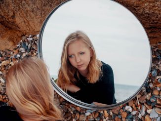 POLLY SCATTERGOOD shares new video for 'Red' - Watch Now