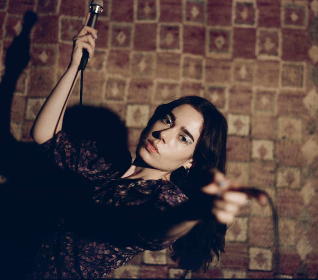 Irish poet, performer and fashion designer SINEAD O’BRIEN shares her new track ‘Fall With Me’ 