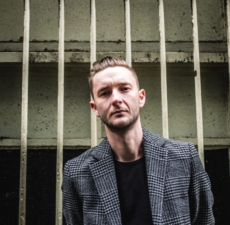 VIDEO PREMIERE: Tom Bright - Wedding Bells 