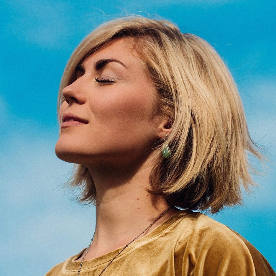 Irish born singer-songwriter MEGAN O'NEILL pens song about Ireland - Watch Video 