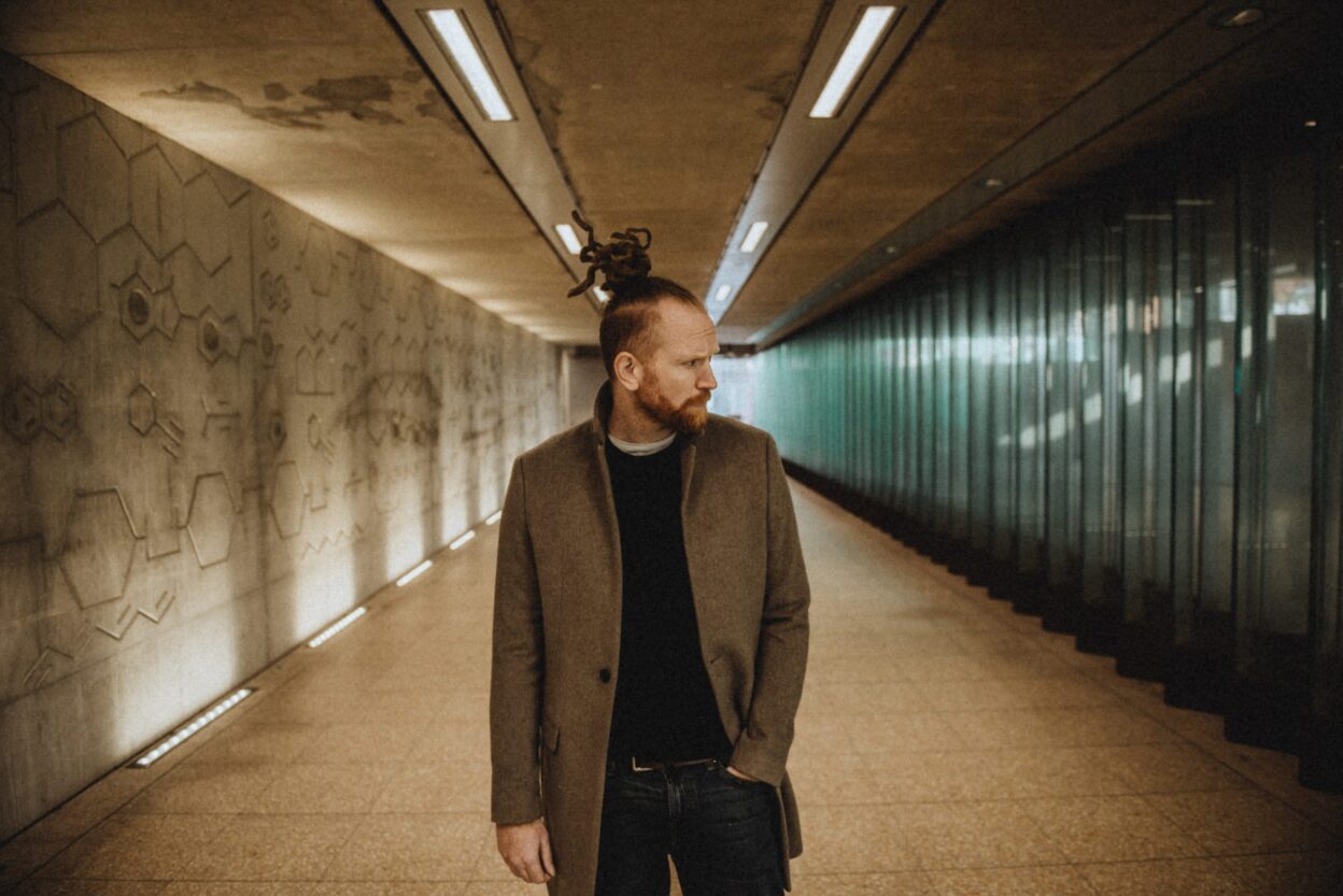 NEWTON FAULKNER Shares 'Live & Acoustic' version of his debut double-platinum album ‘Hand Built by Robots’ 