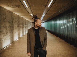 NEWTON FAULKNER Shares 'Live & Acoustic' version of his debut double-platinum album ‘Hand Built by Robots’ 84 NEWTON FAULKNER Shares 'Live & Acoustic' version of his debut double-platinum album ‘Hand Built by Robots’