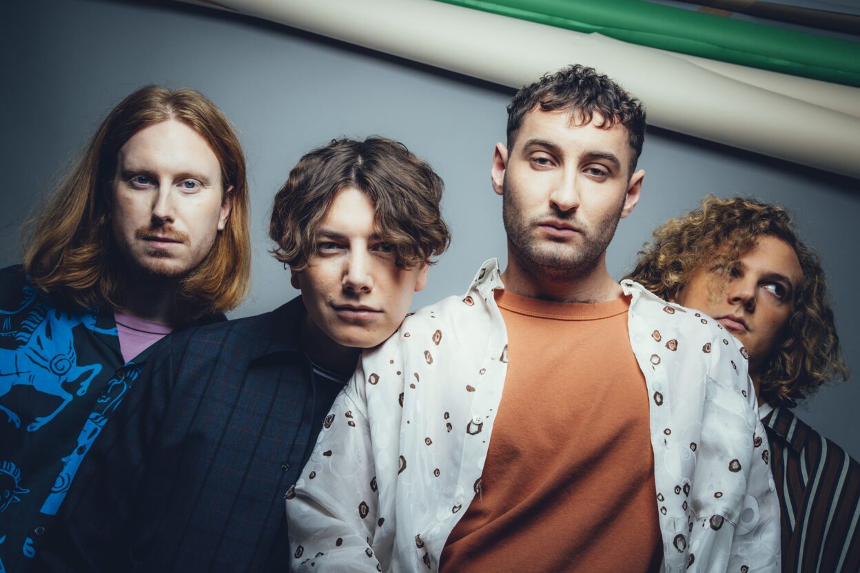 SEA GIRLS announce debut album 'Open Up Your Head' - out 14th August 1