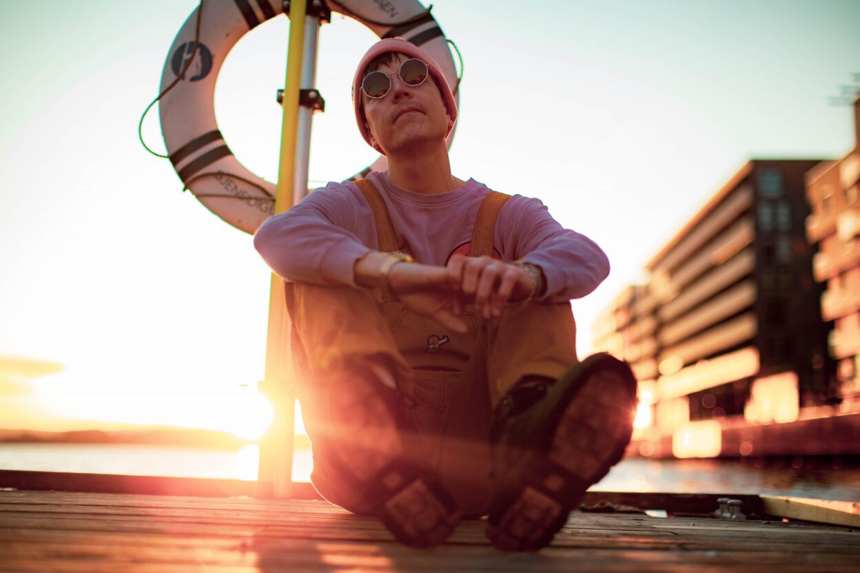 VIDEO PREMIERE: JANOS - Sicky/Sticky 