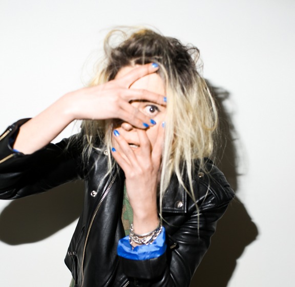 ALISON MOSSHART (The Kills) shares second solo single "It Ain't Water" 1