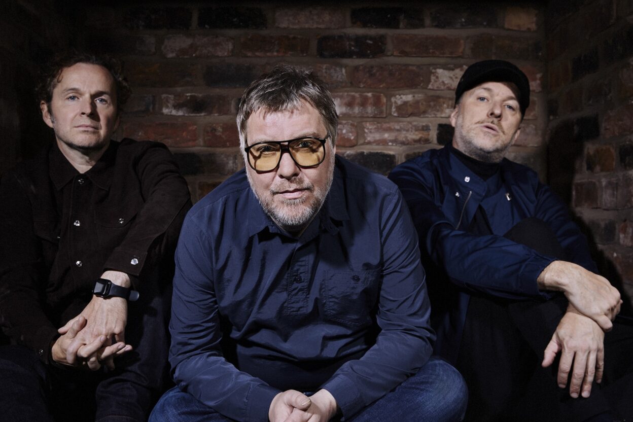 DOVES are back with new track 'CAROUSELS' - Listen Now 