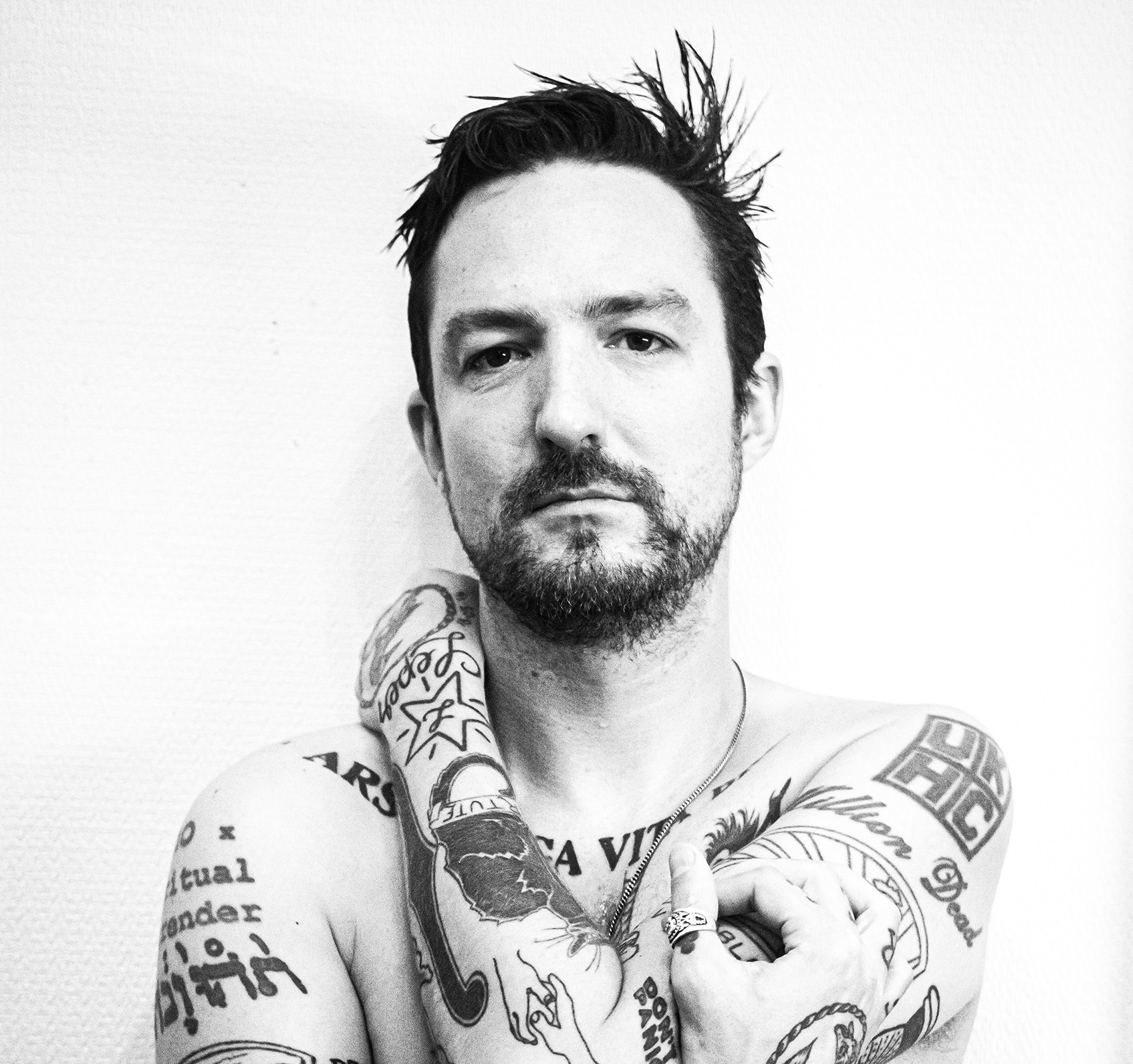 FRANK TURNER releases a new version of NOFX’s ‘Falling In Love’ - Listen Now 1
