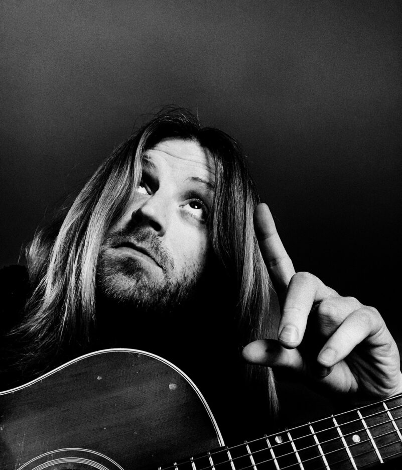 THE CORAL's Ian Skelly seeks out sunny melancholy with JOKERMAN - Listen Now 