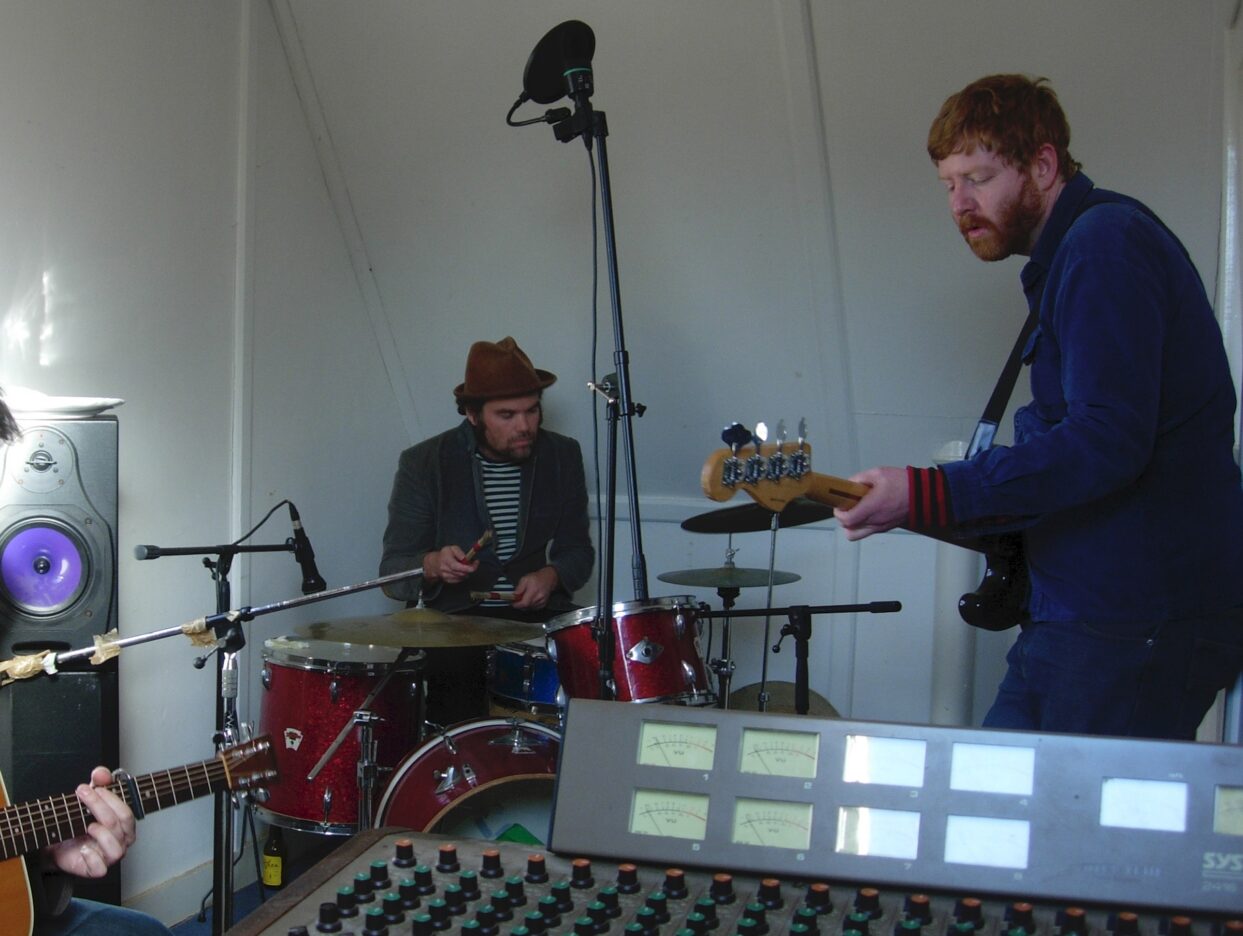 TRACK PREMIERE: Moon Attendant - Hot Power 
