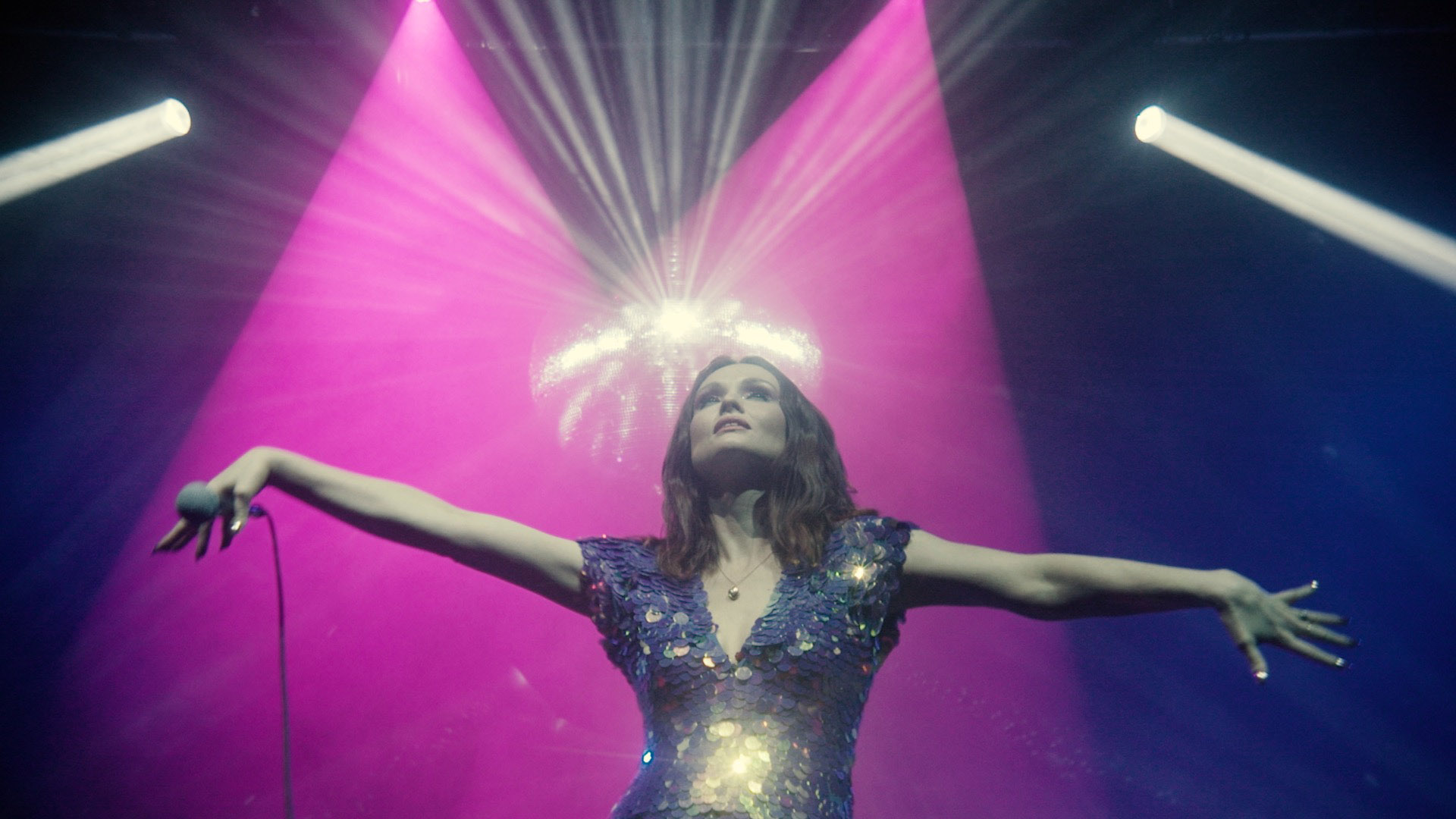 SOPHIE ELLIS-BEXTOR shares video for new single 'Crying at the Discotheque' 