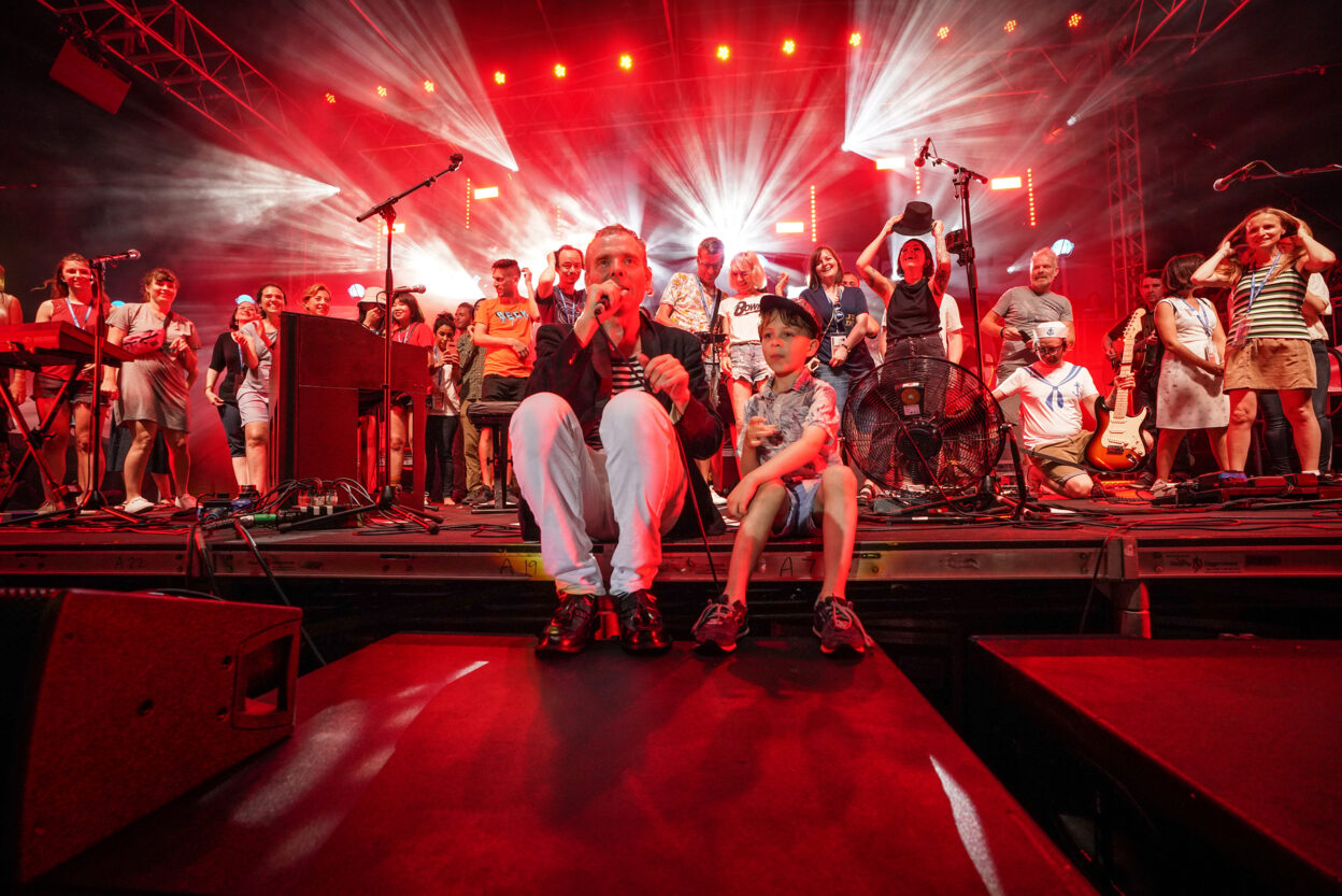 BELLE & SEBASTIAN set to release a double live album 'What to Look for in Summer' on December 11th 1