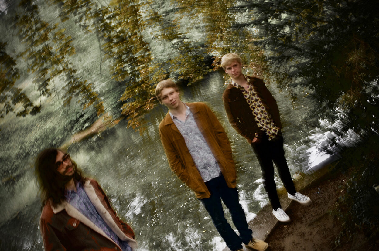 Leeds trio THE CALLS release their FALL INSIDE AGAIN EP on 20th November 1