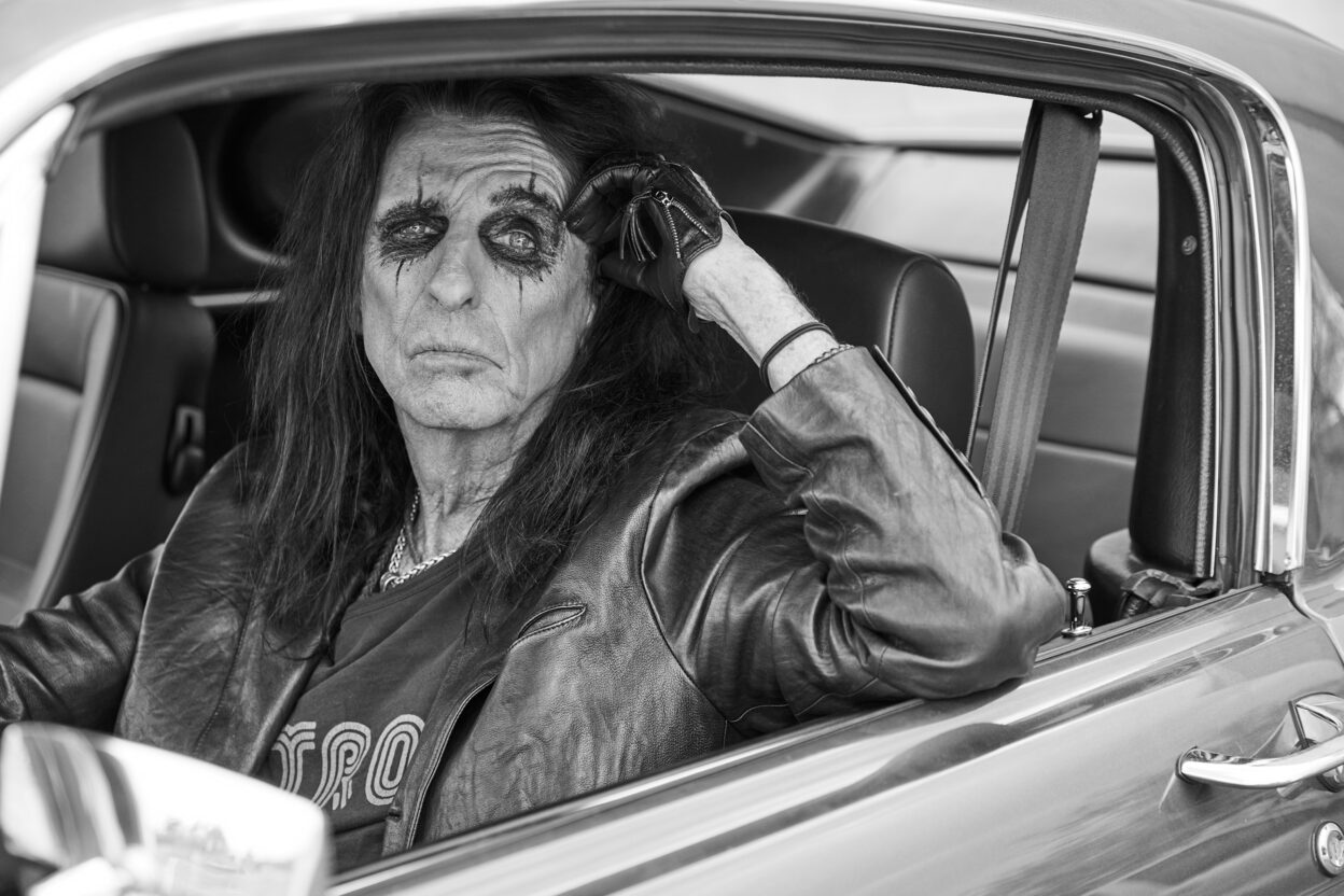 ALICE COOPER Unveils 'Rock & Roll' Featuring Steve Hunter, Johnny Bee, Paul Randolph & Joe Bonamassa 1