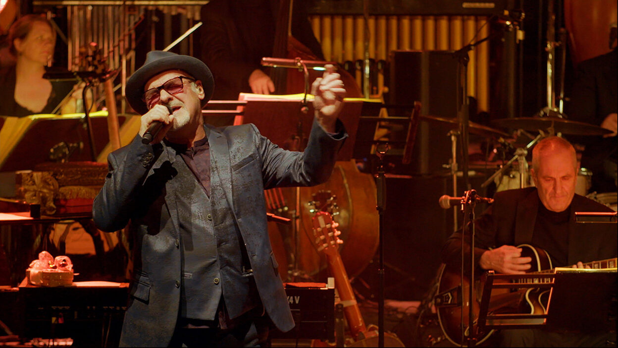 Legendary British vocalist PAUL CARRACK to stream special festive concert this Christmas Eve 