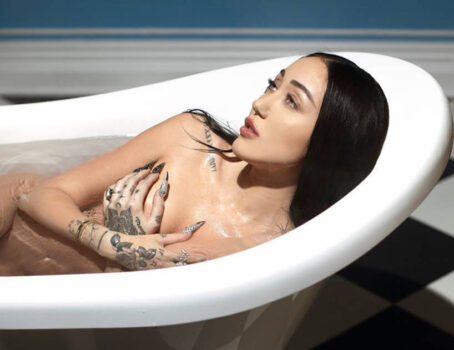 NOAH CYRUS releases video for new single 'All Three' 1