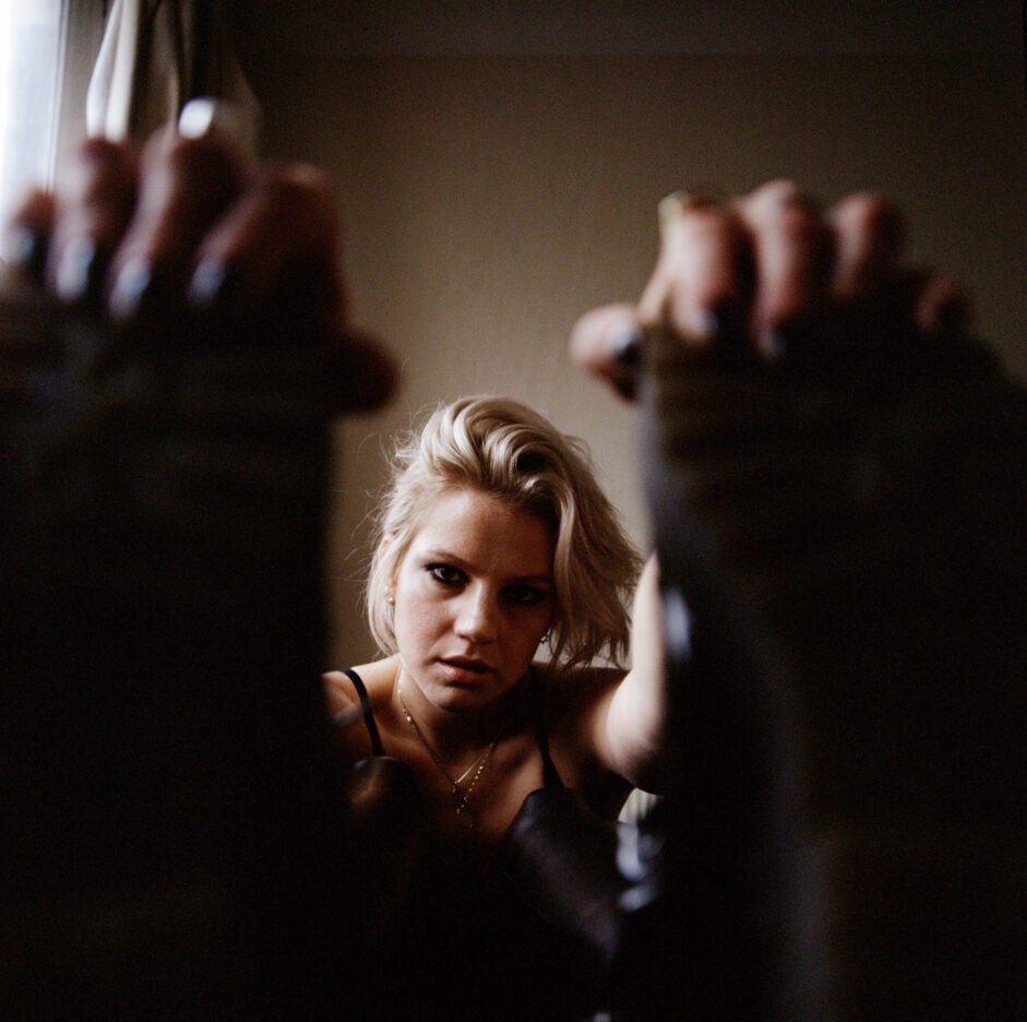 VIDEO PREMIERE: London Songwriter IZZA Returns with Stunning Live Visual for 'Made Up My Mind' 