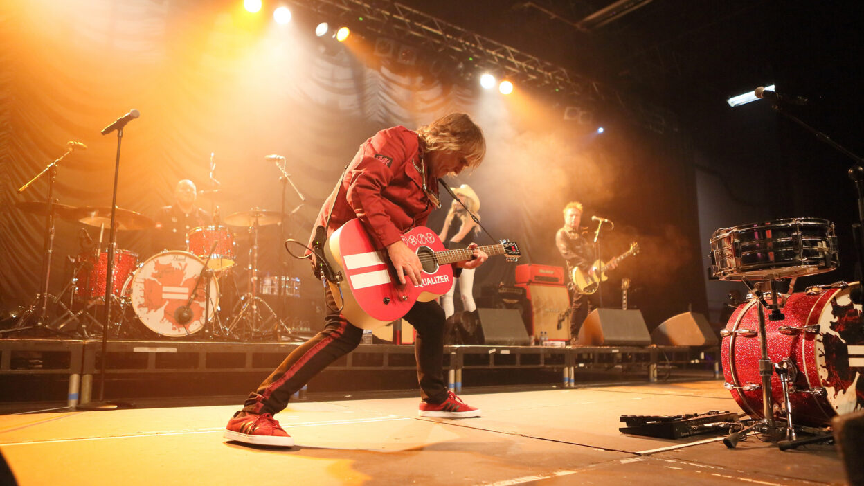 THE ALARM's Mike Peters announces special 'LOVE HOPE STRENGTH BIG NIGHT IN' global online broadcast show for WORLD CANCER DAY 2