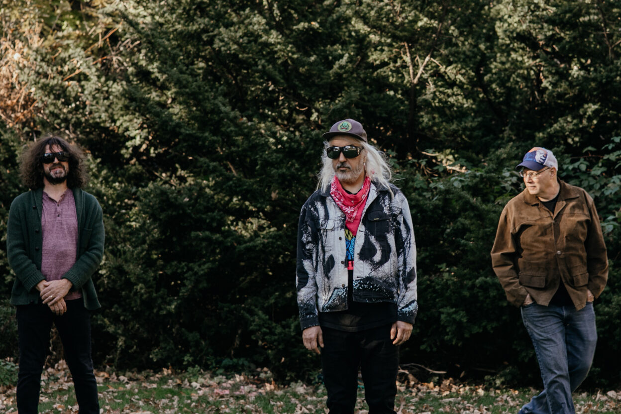 DINOSAUR JR. announce new album 'Sweep It Into Space' - Hear lead single 'I Ran Away' 1