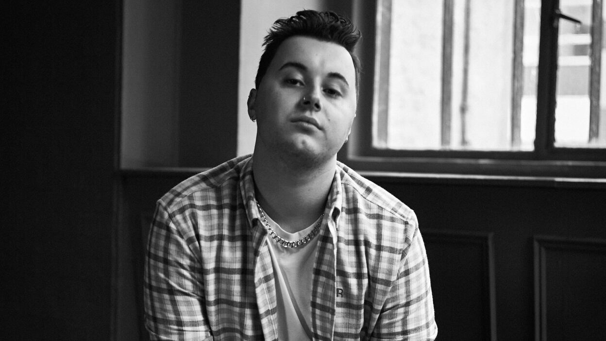 VIDEO PREMIERE: FLYNN MARKS previews his new EP with the sweeping new single ‘Waiting For Us’ 1