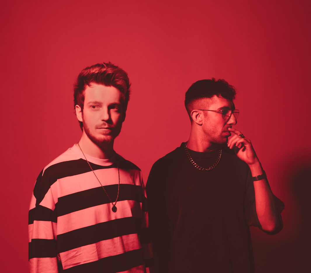 TRACK PREMIERE: Turin-based alt-rock duo PEAKS! return with the anthemic & powerful alt-rock anthem ‘Fired Up’ 