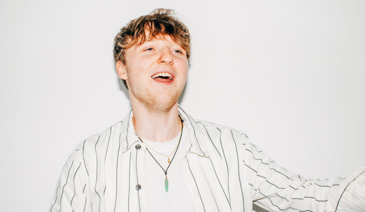 VIDEO PREMIERE: Glasgow songwriter Murdo Mitchell shares stunning live visual for 'Hollow' 