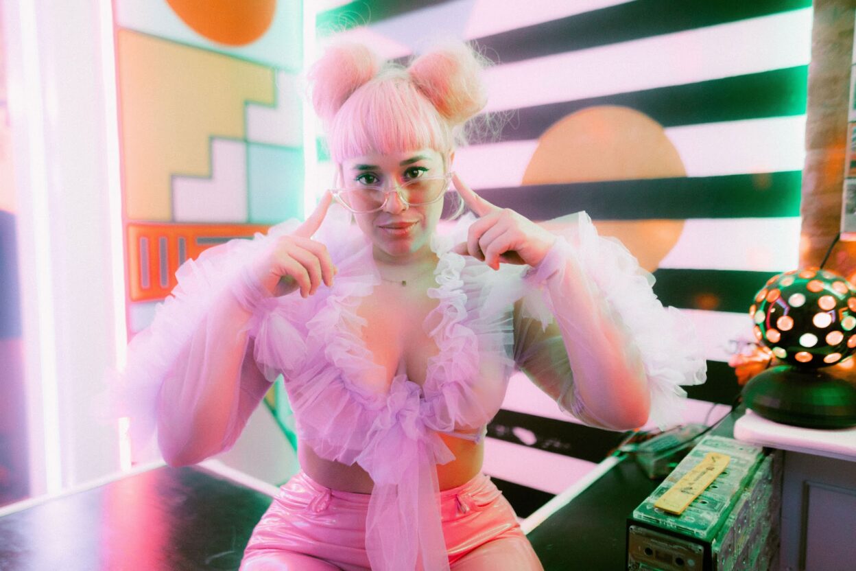 TRACK PREMIERE: Bailey Flores – Kiss Me More 