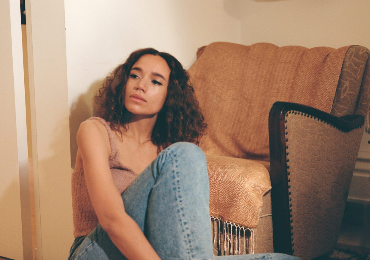 JONES shares video for new single ‘Read My Mind’ - Watch Now 