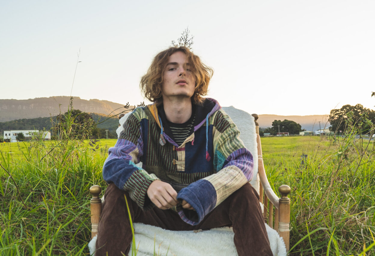 VIDEO PREMIERE: AOHDAN - Flies In My Room 