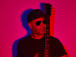 TOM MORELLO releases new single “Driving To Texas” featuring Phantogram