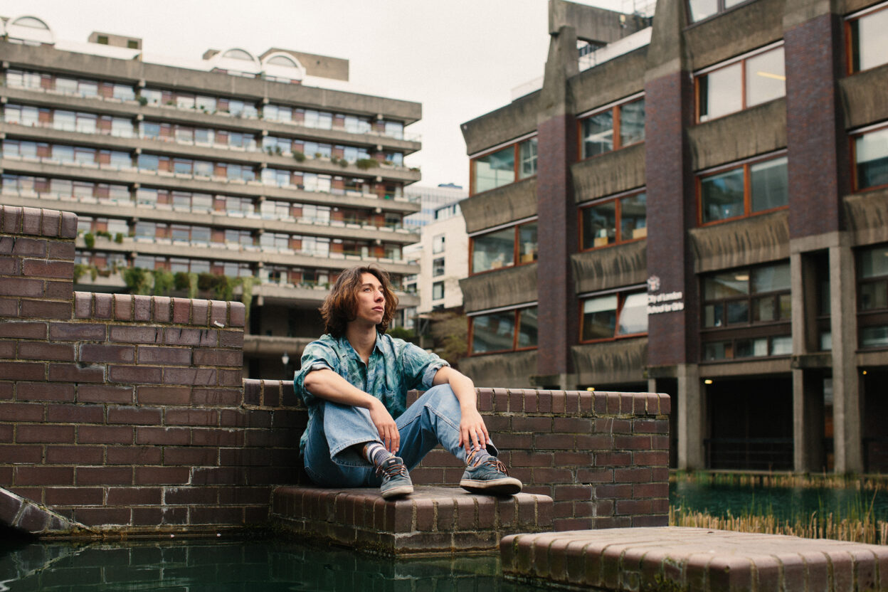 TRACK PREMIERE: Sam Walwyn delivers the captivating new single ‘Mama Plum’ 