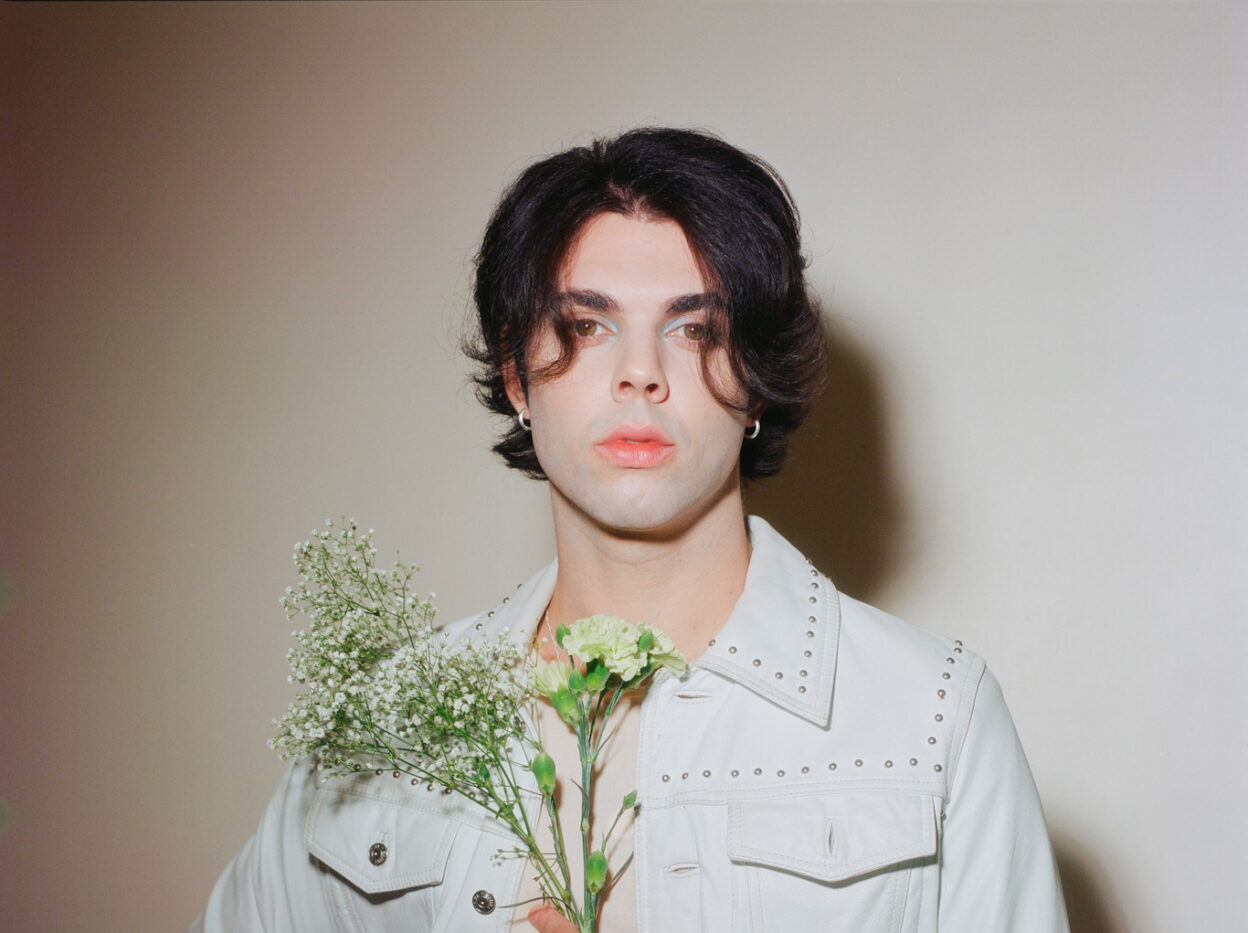 TRACK PREMIERE: Micky James – Not Okay 