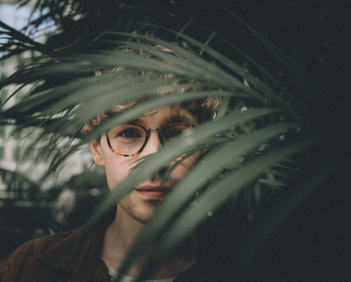 TRACK PREMIERE: Alexander Hulme encapsulates wanderlust in cinematic folk pop single ‘Travelling’ 