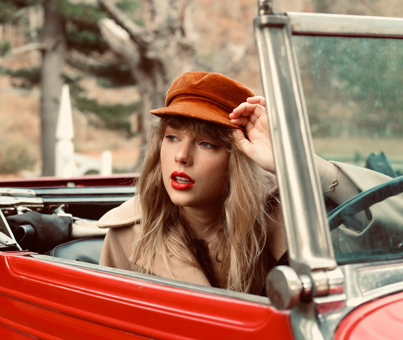 TAYLOR SWIFT releases Red (Taylor’s Version) a 30 track album of new recordings 