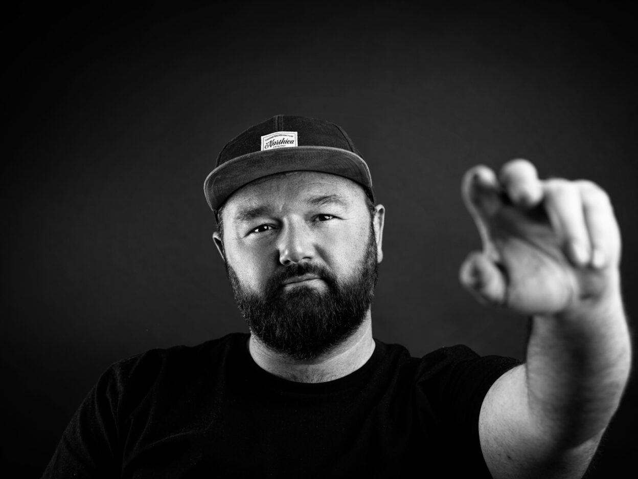 TRACK PREMIERE: Maddox Jones - Make Me Yours 