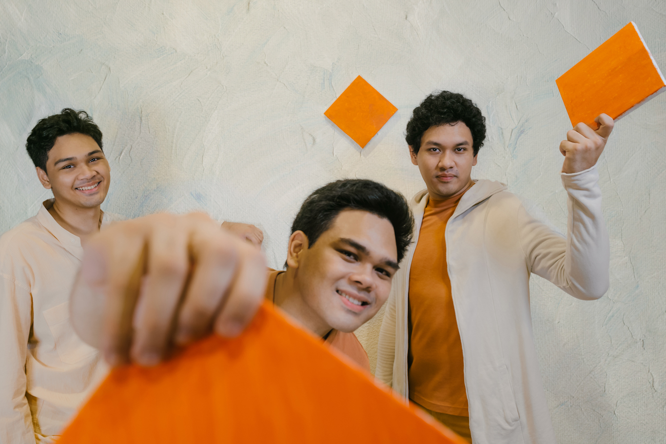 VIDEO PREMIERE: The Overtunes - Write Me Another Song 