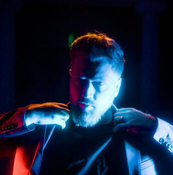 Belfast singer-songwriter GARETH DUNLOP releases video for new single ‘Look Back Smiling’ 