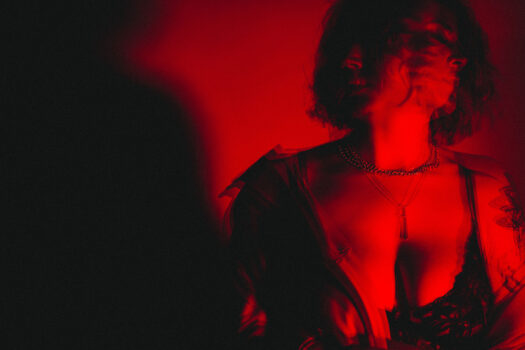 Talii introduces her unique blend of alternative R&B in soulful new single ‘Scars in the Dark’ 